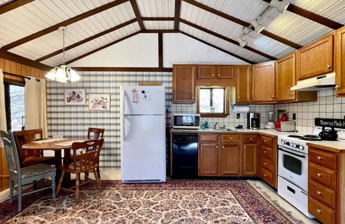 Berkeley Springs Cabin | Creekside Cabin-Pet friendly