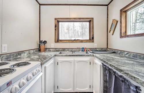 Fishhook Cabin | Creekside Cabin < 2 Mi to Hike, Bike & Ski!