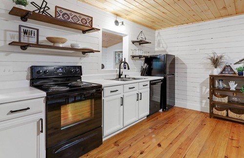 Cashes Valley Cabin | Creekside Cabin Close to Downtown l Hot Tub l Relax l Kayak l Fish l StarGaze