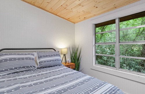 Cashes Valley Cabin | Creekside Cabin Close to Downtown l Hot Tub l Relax l Kayak l Fish l StarGaze