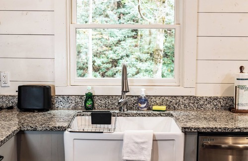 Suches Cabin | Creekside Cabin in Appalachian Mountains! -Dog Friendly, Walk to Waterfall