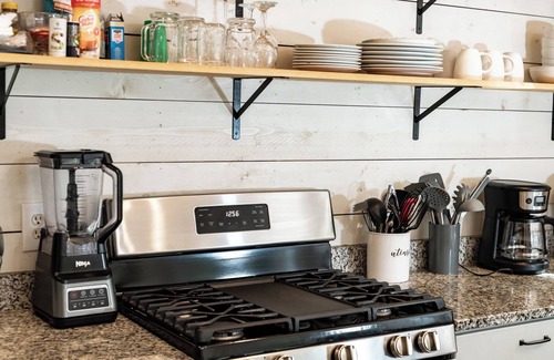Suches Cabin | Creekside Cabin in Appalachian Mountains! -Dog Friendly, Walk to Waterfall