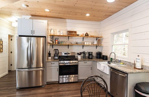 Suches Cabin | Creekside Cabin in Appalachian Mountains! -Dog Friendly, Walk to Waterfall
