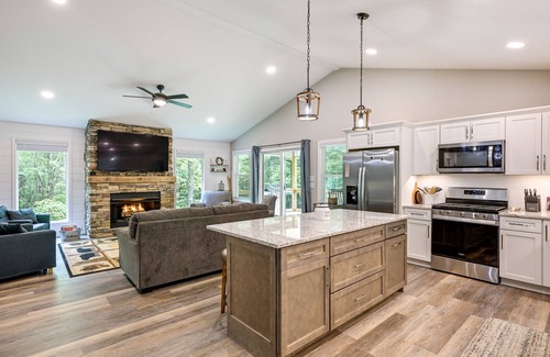 Franklin Cabin | Creekside Cabin in Franklin ~ 8 Mi to Downtown!
