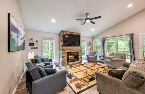 Franklin House | Creekside Cabin in Franklin about 8 Mi to Downtown!