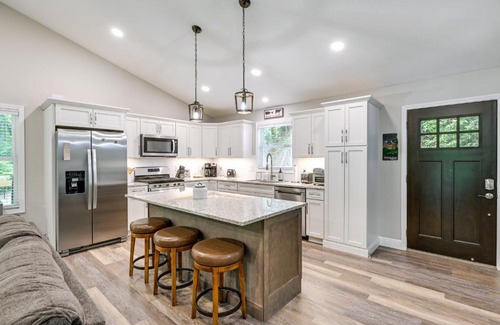 Franklin House | Creekside Cabin in Franklin about 8 Mi to Downtown!