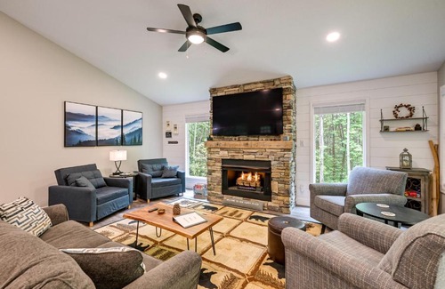Franklin House | Creekside Cabin in Franklin about 8 Mi to Downtown!
