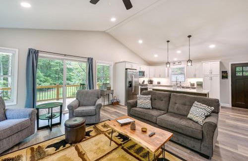 Franklin House | Creekside Cabin in Franklin about 8 Mi to Downtown!