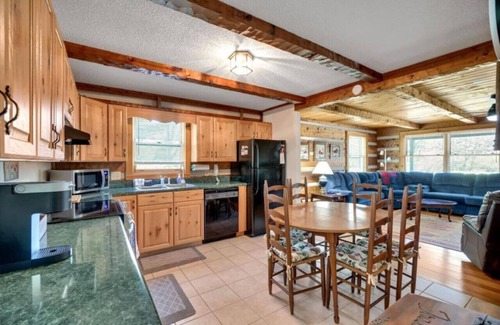 Fleetwood House | Creekside Cabin Near Town