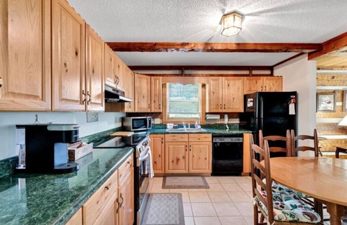 Fleetwood House | Creekside Cabin Near Town