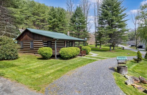 Fleetwood House | Creekside Cabin Near Town