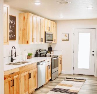 McCammon House | Creekside Cabin Ponderosa- ONE BR Stay near Lava