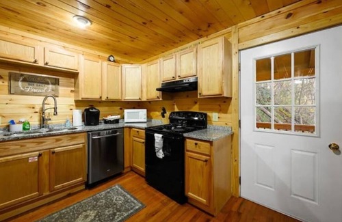 Gatlinburg - Pigeon Forge Cabin | Creekside Cabin/PuttPutt/rockwall/fun/location!