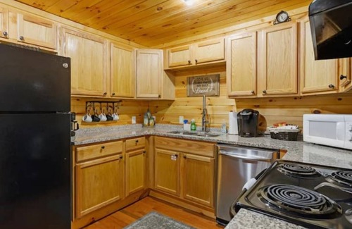 Gatlinburg - Pigeon Forge Cabin | Creekside Cabin/PuttPutt/rockwall/fun/location!
