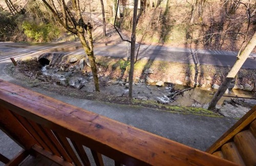 Gatlinburg - Pigeon Forge Cabin | Creekside Cabin/PuttPutt/rockwall/fun/location!