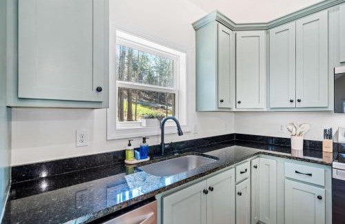 Talking Rock House | Creekside Cabin, Sauna, Near Wineries and BJ Reece