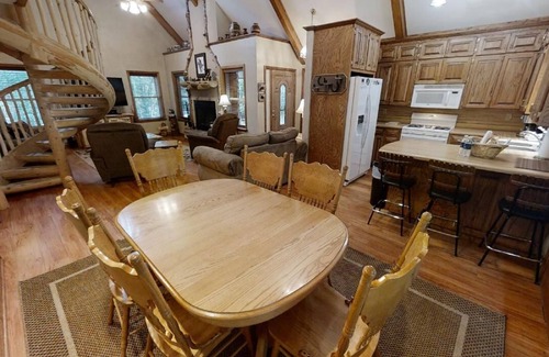Red River Cabin | Creekside Cabin - Upper Valley - New Property - Pet Friendly