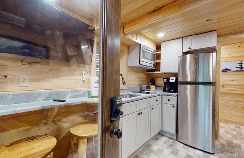 Gatlinburg - Pigeon Forge Cabin | Creekside cabin w/firepit, deck & tranquil views + free attraction tickets
