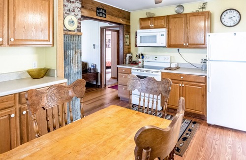Bryson City Cottage | Creekside Cabin with Free WiFi, Firepit, Full Kitchen, & Private W/D - Dogs OK