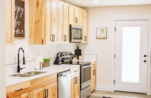McCammon House | Creekside Cabins- Birch, stylish stay w views