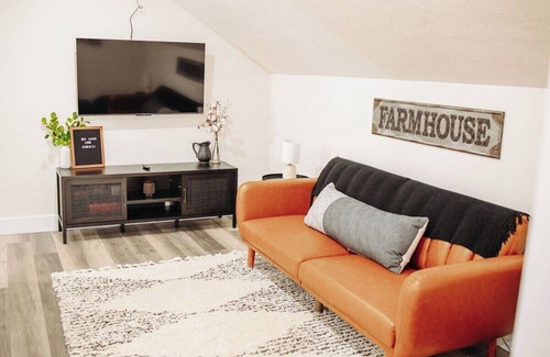 McCammon House | Creekside Cabins- Birch, stylish stay w views