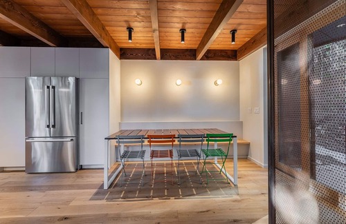 Snoqualmie Pass Ski Chalet | Creekside Chalet: 6 Beds, Hot Tub, Swedish Shower, Outdoor Sauna and More!
