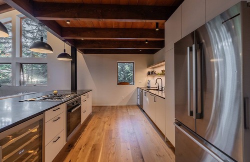 Snoqualmie Pass Ski Chalet | Creekside Chalet: 6 Beds, Hot Tub, Swedish Shower, Outdoor Sauna and More!