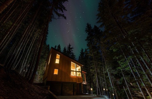 Snoqualmie Pass Ski Chalet | Creekside Chalet: 6 Beds, Hot Tub, Swedish Shower, Outdoor Sauna and More!