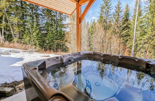 Golden Ski Chalet | Creekside Chalet: 7-bedroom luxury mountain home