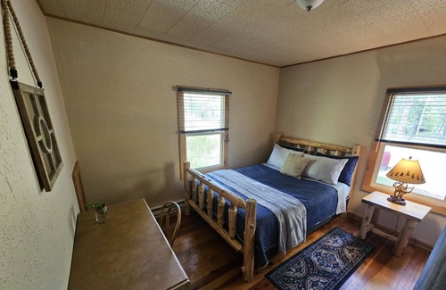 Saddlestring Cabin | Creekside Chalet