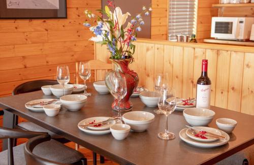 Iida Ski Chalet | Creekside Chalets Hakuba