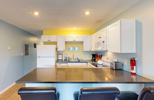 Neskowin Condo | Creekside condo with beach access, balcony, full kitchen, & ocean views