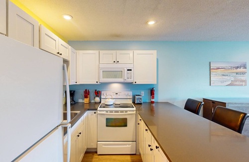 Neskowin Condo | Creekside condo with beach access, balcony, full kitchen, & ocean views