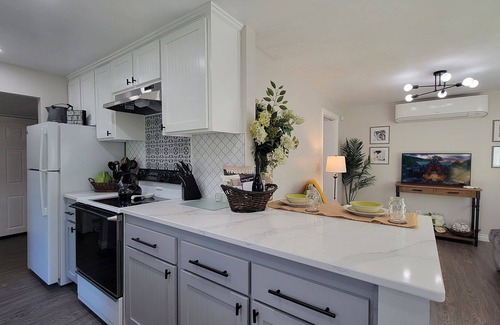 Grants Pass House | Creekside Cottage ~ Charming Outdoor Space Near Downtown