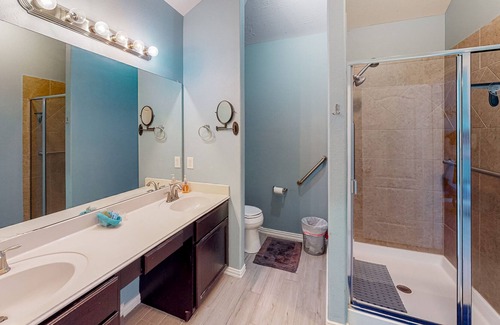 Conroe House | Creekside Cottage | House in Conroe