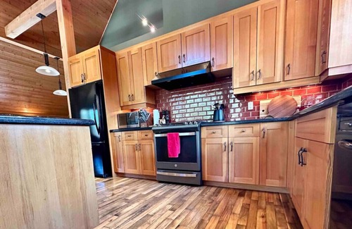 Golden Ski Chalet | Creekside Family Hideout
