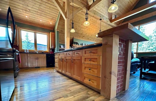 Golden Ski Chalet | Creekside Family Hideout