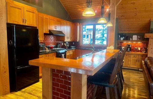 Golden Ski Chalet | Creekside Family Hideout