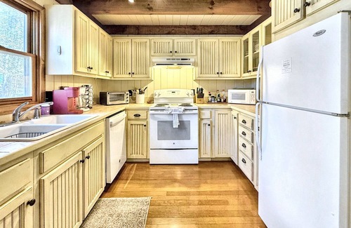 Scaly Mountain Cabin | Creekside,firepit,wood stove,family&dog friendly,covered deck dining
