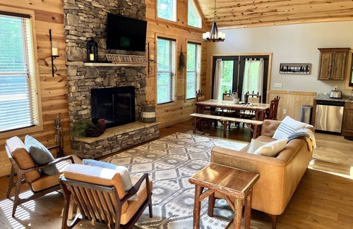 Gatlinburg - Pigeon Forge Cabin | Creekside Firepit, Hot Tub, Serene Cabin Life!