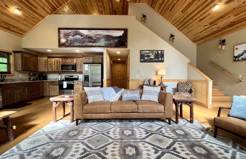 Gatlinburg - Pigeon Forge Cabin | Creekside Firepit, Hot Tub, Serene Cabin Life!