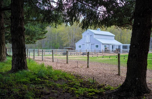 The Dalles Cabin | Creekside Glamping Experience-Luxurious Tent, Farm Animals, Outside Bath, Nature