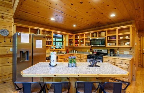 Broken Bow Cabin | Creekside haven for 10 w/hot tub, ping pong & pets