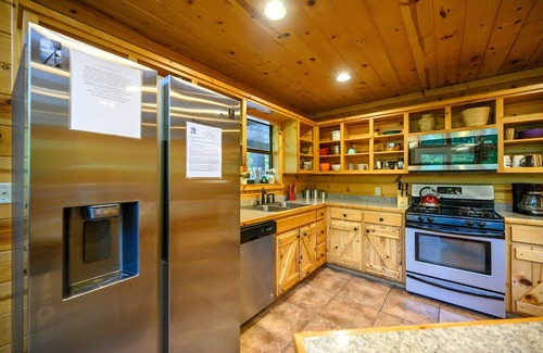 Broken Bow Cabin | Creekside haven for 10 w/hot tub, ping pong & pets