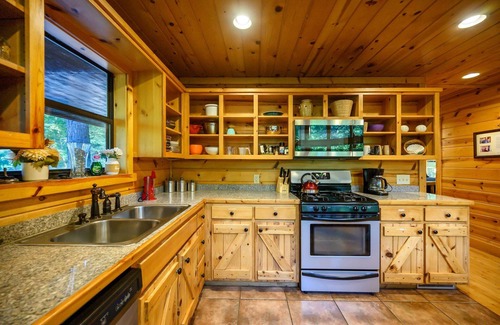 Broken Bow Cabin | Creekside haven for 10 w/hot tub, ping pong & pets