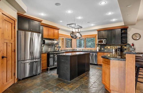 Forest Ridge Estates Apartment | Creekside Lodge | Hot Tub | Ski-Out | Pool Table