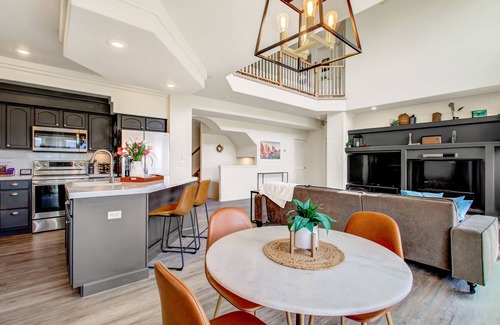 Northeast Colorado Springs House | Creekside Mountain View Retreat, Hot Tub, Sleeps 14, 6 Kings, 5 bathrooms
