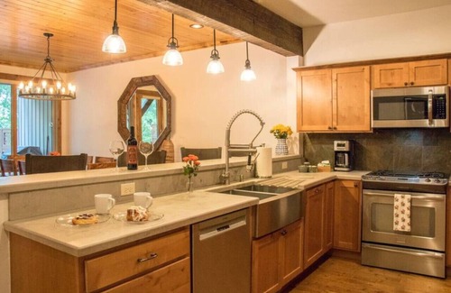 Red Lodge House | Creekside Oasis, Private Hot Tub, Walk & Shop, 3 blocks to Mainstreet