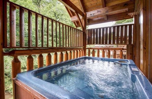 Gatlinburg - Pigeon Forge Cabin | ✨Creekside! Pet friendly, Hot Tub, Games, Super location!🌲❤️