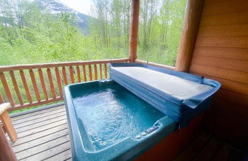 Alyeska Apartment | Creekside Retreat C203